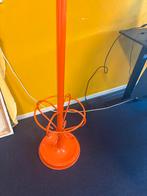 Vintage oranje metalen staande kapstok met paraplubak, Gebruikt, Ophalen of Verzenden, Metaal, Staande kapstok