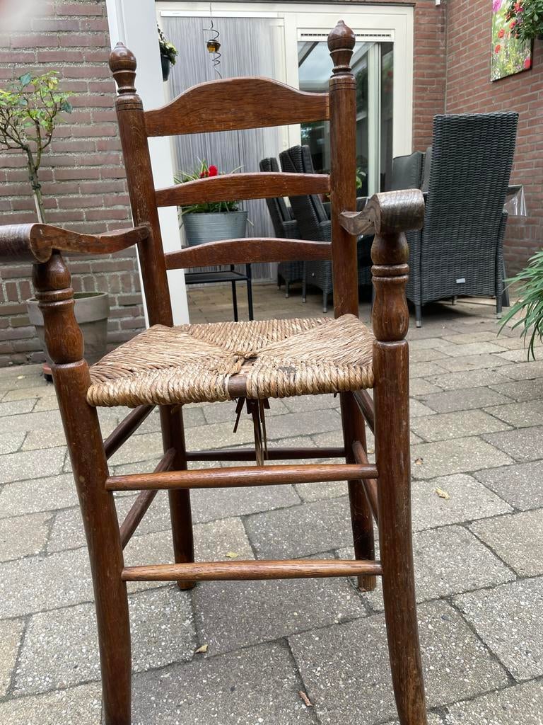 Antieke houten kinderstoel met rieten zitting, Ophalen of Verzenden