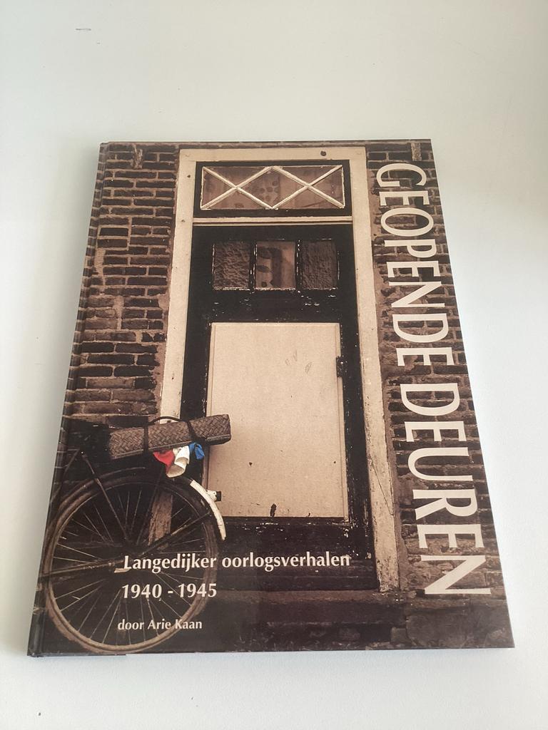 Geopende Deuren: Langedijker oorlogsverhalen 1940-1945, Ophalen of Verzenden, 20e eeuw of later, Zo goed als nieuw