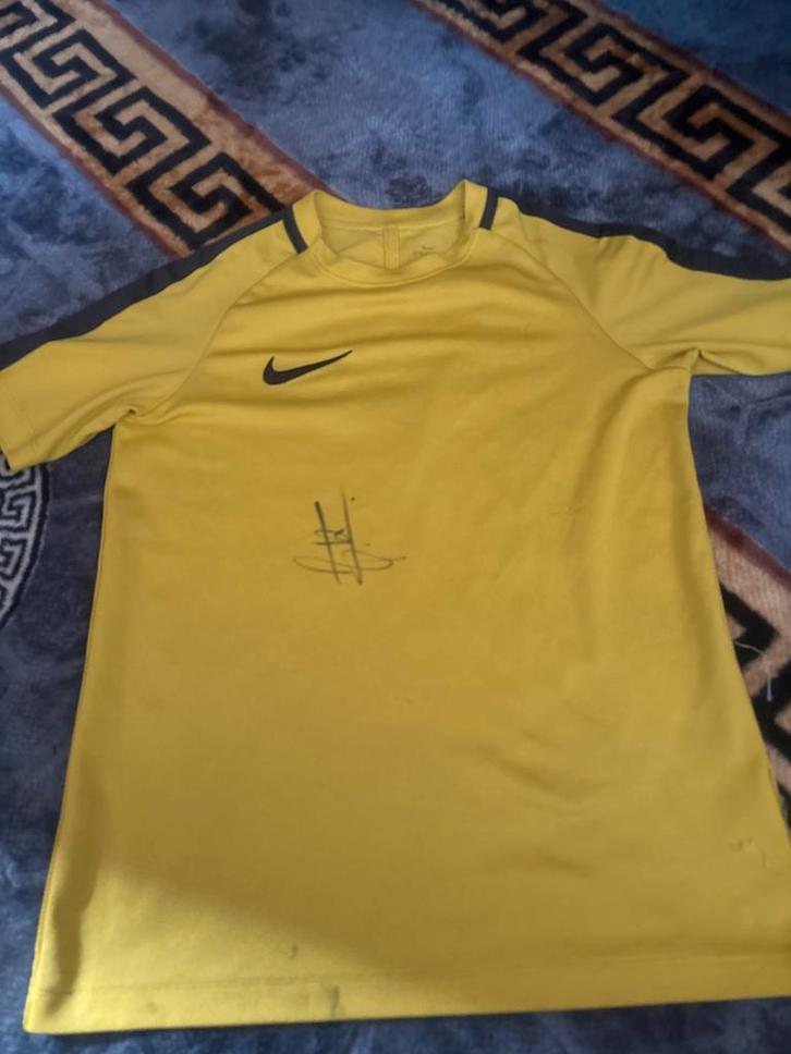 Nike Dri-FIT Geel Voetbalshirt met  touzani Handtekening 128, Sport en Fitness, Voetbal, Gebruikt, Shirt, Maat M, Ophalen