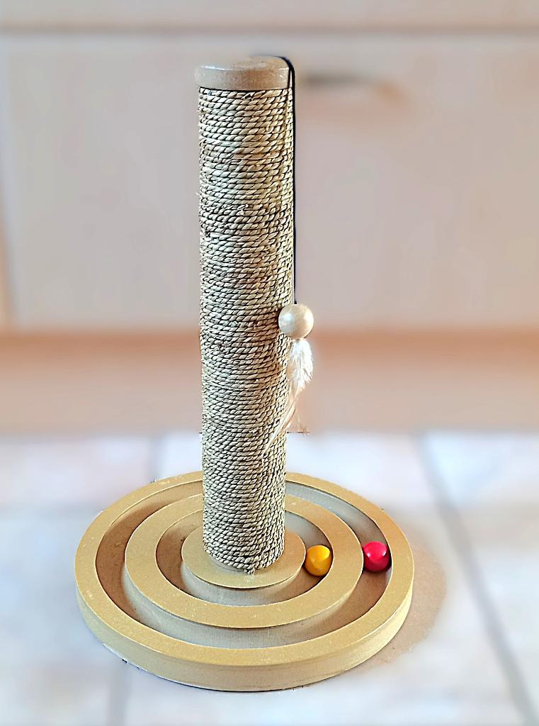 Leuke kleine krabpaal met balletjes - 30x45,5 cm, Ophalen of Verzenden, Krabpaal