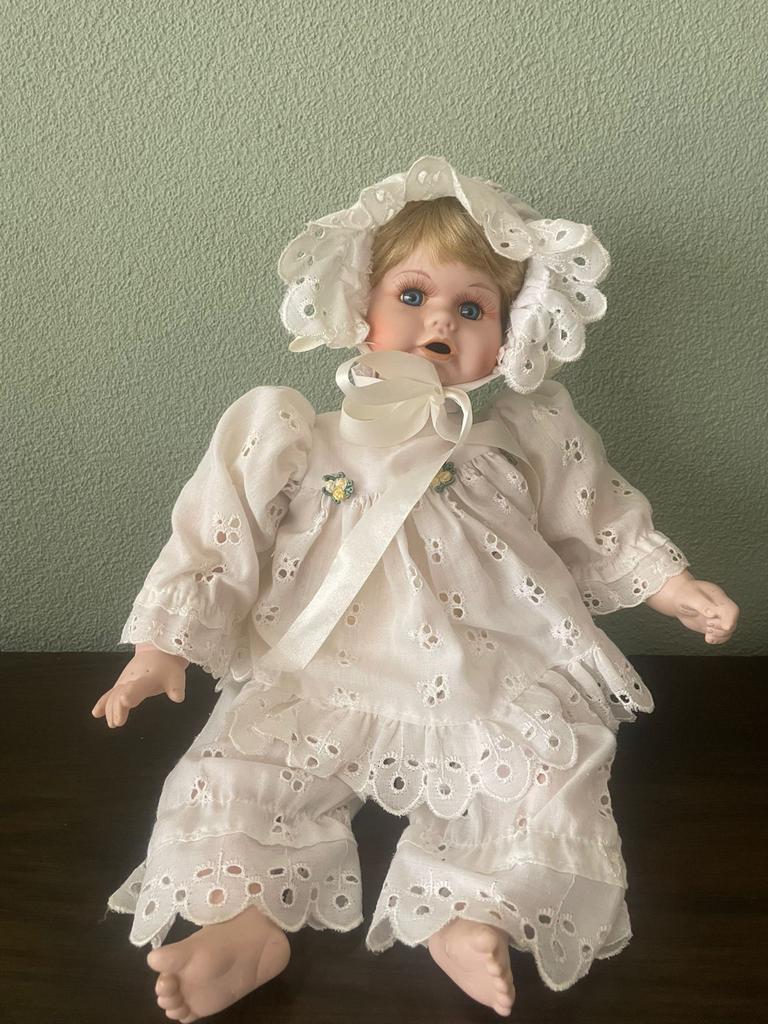 Antieke porseleinen pop in witte kanten kleding, Verzamelen, Poppen, Ophalen, Gebruikt, Pop