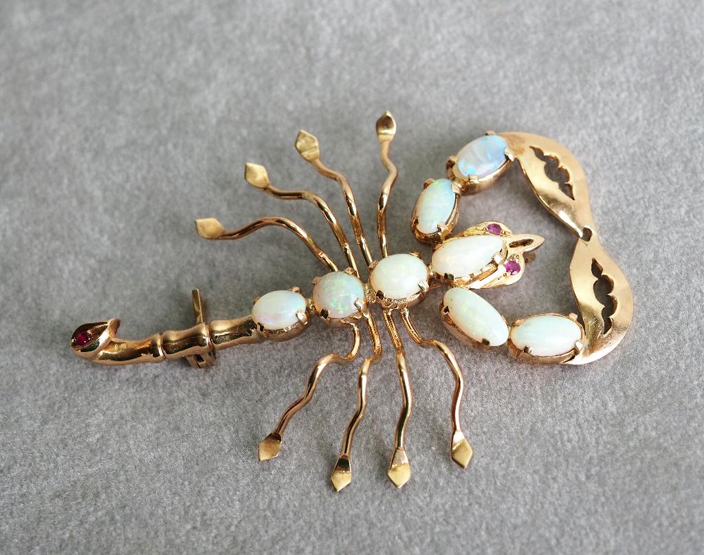 14 krt gouden broche Schorpioen met opaal en robijn, 4 tot 7 cm, ., Ophalen of Verzenden, Zo goed als nieuw