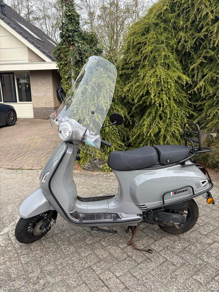 Senzo Riva Luxe Scooter - Nardo Grijs - bj 2021 - 6523km, Fietsen en Brommers, Scooters | Overige merken, Ophalen, Gebruikt, Benzine