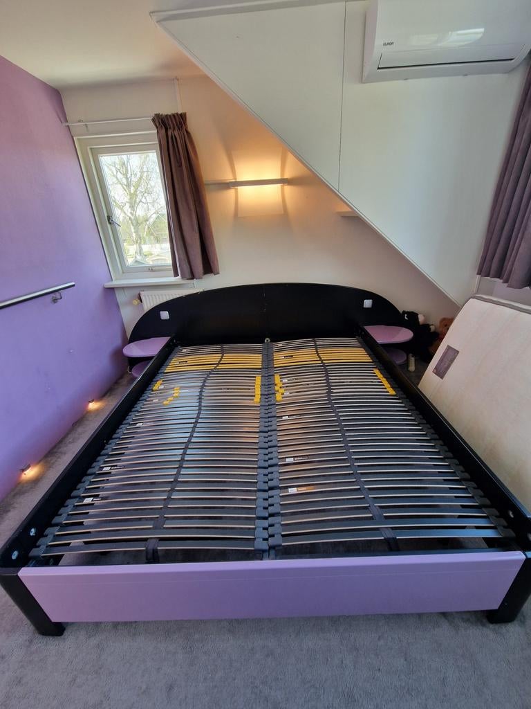 Tweepersoonsbed met lattenbodems en nachtkastjes, Ophalen, Overige materialen, Gebruikt, Modern met paarse accenten