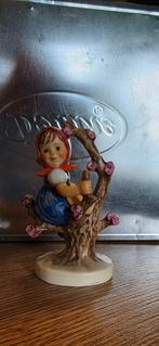Goebel beeldje meisje in boom, Ophalen of Verzenden