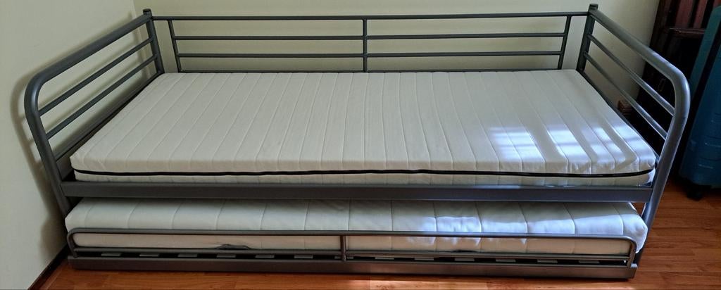 Ikea Svarta bed met onderrolbed en 2 matrassen, Huis en Inrichting, Ophalen, 90 cm, Eenpersoons, Zo goed als nieuw