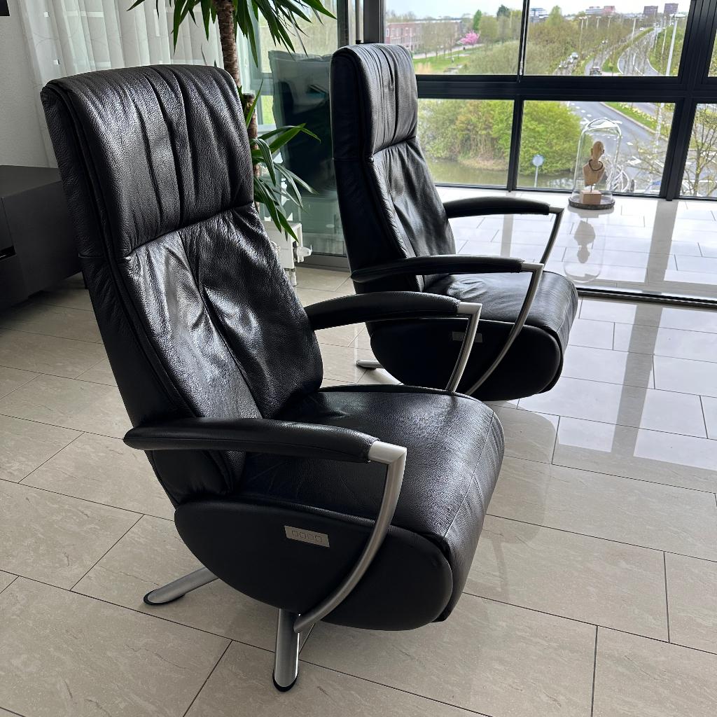 2 elektrische relax stoelen van donkerbruin leer, Huis en Inrichting, Fauteuils, Ophalen, Gebruikt, 100 tot 125 cm, Leer
