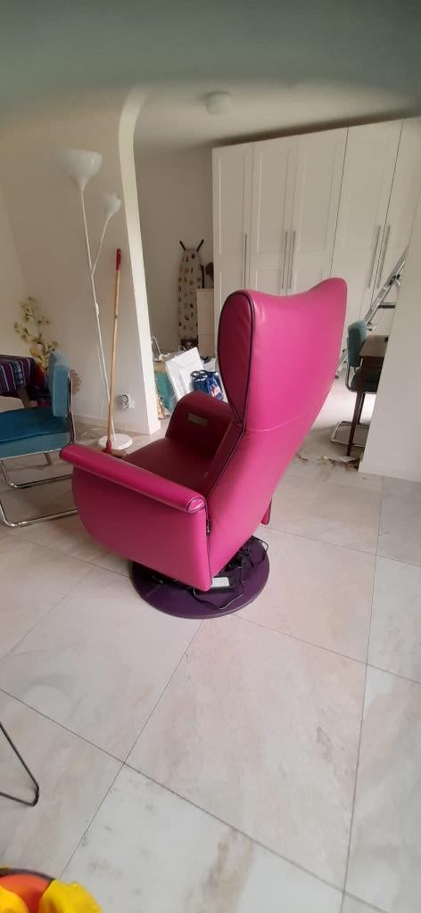 Fuchsia kleurige prominent sta-op stoel, Ophalen, Minder dan 75 cm, Leer, Zo goed als nieuw