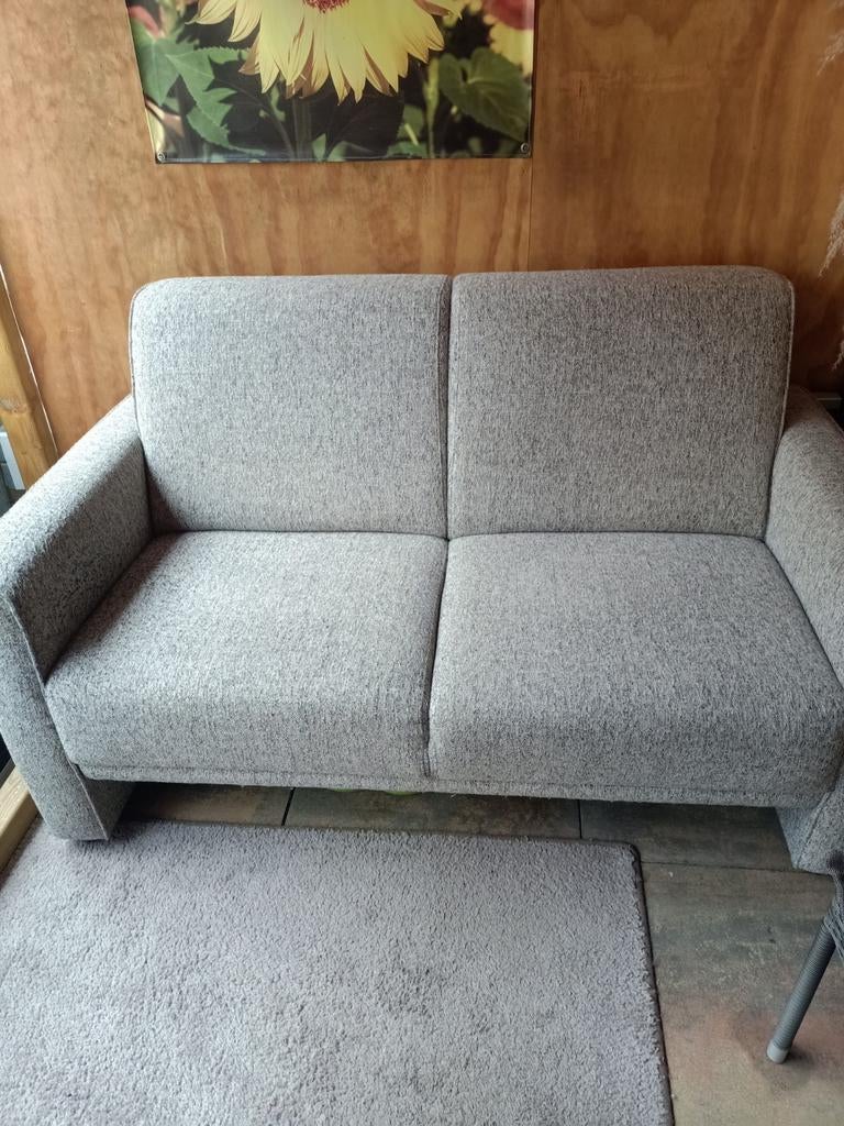Grijze tweezitsbank is net 2 jaar oud zo goed als nieuw, Huis en Inrichting, Banken | Bankstellen, 150 tot 200 cm, Tweepersoons