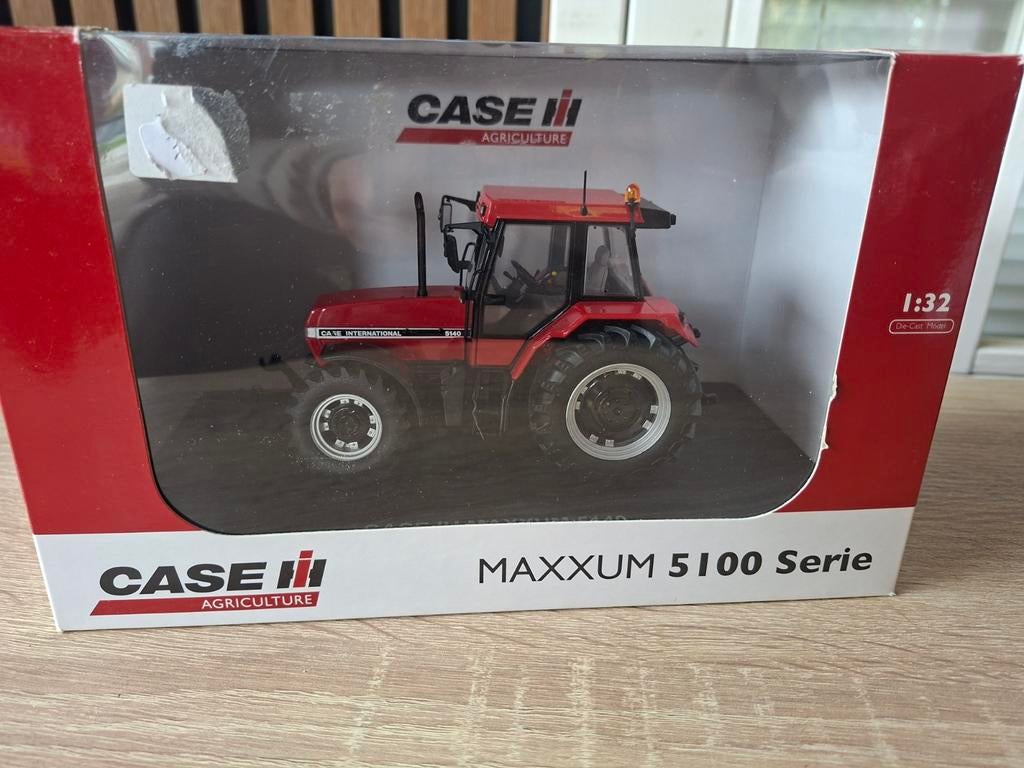 Case International 5140 - Universal Hobbies 1:32, Ophalen of Verzenden