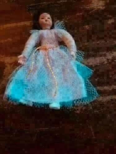 poppenhuis miniaturen caco popje meisje 8 cm nr 37, Ophalen of Verzenden, Zo goed als nieuw, Poppenhuis