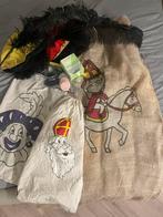 2 pietenpakken Maat M/L compleet met accessoires, Ophalen of Verzenden, Zo goed als nieuw