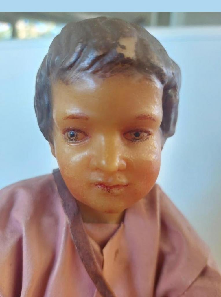 Wassen beeld van een jongen, 40 cm hoog, Antiek en Kunst, Natuurlijk materiaal, Ophalen of Verzenden, 20 - 50 cm, Beeld