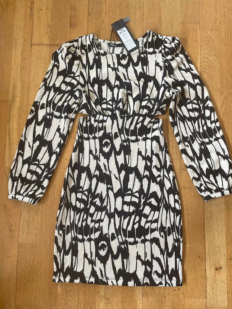 Nieuw Only jurkje, leuk model, lange mouwen, maat XS, Ophalen of Verzenden