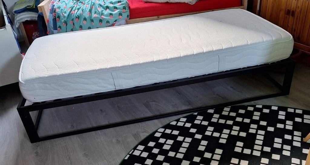 GRATIS metalen bed + matras, Ophalen, Gebruikt, 90 cm, Eenpersoons