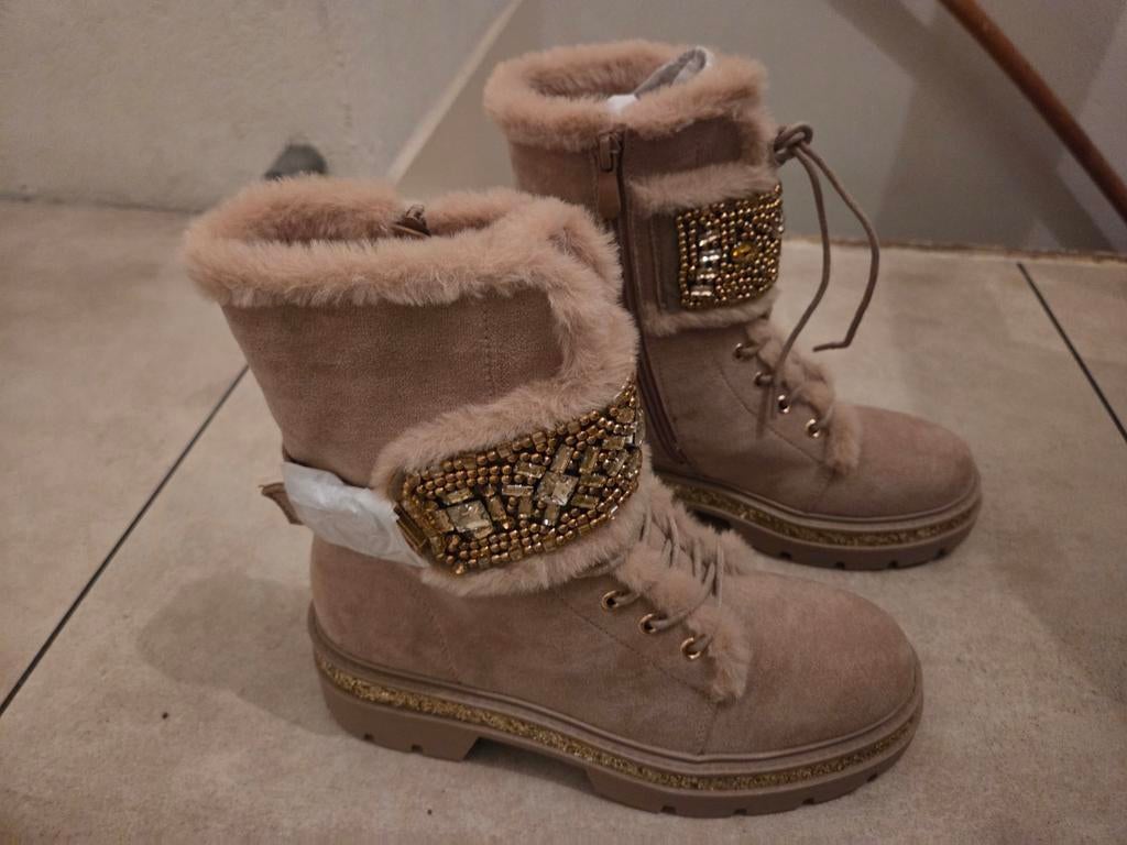 Nieuwe beige laarzen met bont en versiering, maat 39, Ophalen of Verzenden, Nieuw, Beige, Lage of Enkellaarzen