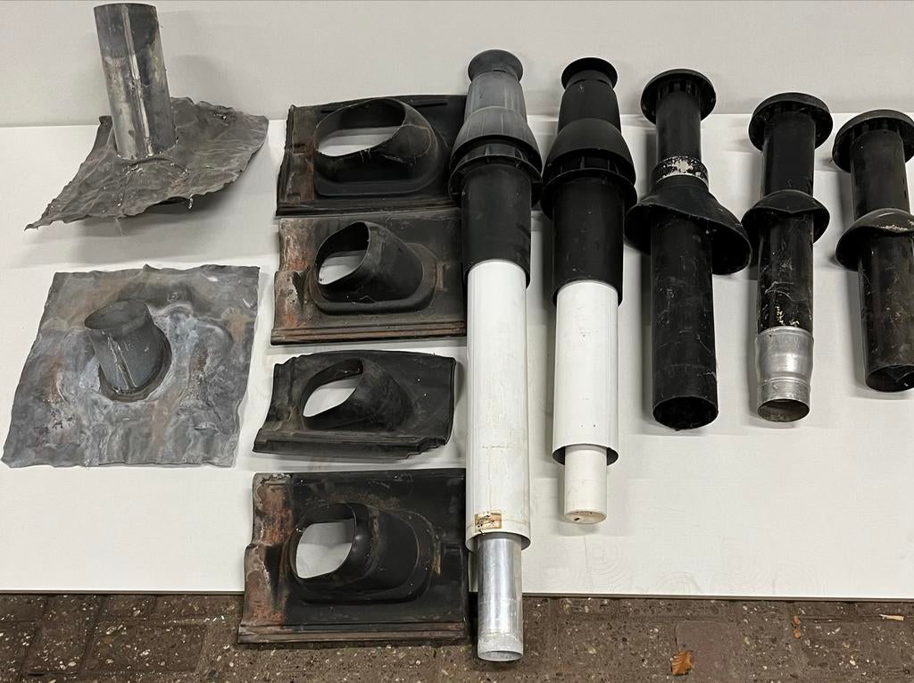 Diverse dakdoorvoeren en toebehoren - Goede staat, Doe-het-zelf en Verbouw, Buizen en Afvoer, Overige materialen, Gebruikt, Overige typen