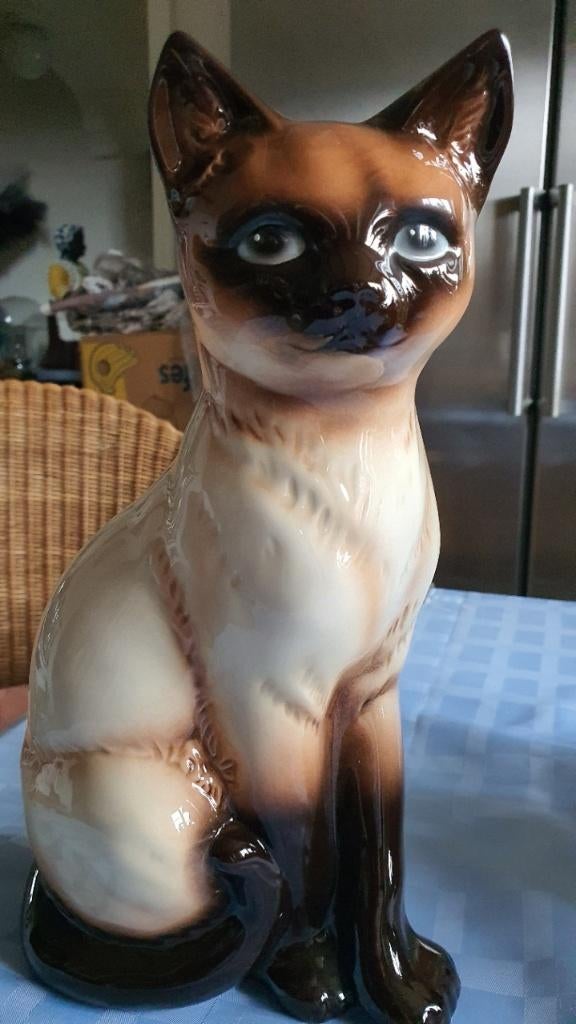 Een gesigneerde Grote Goebel katten beelden een Bruine witte, Verzamelen, Beelden en Beeldjes, Ophalen, Zo goed als nieuw, Dier