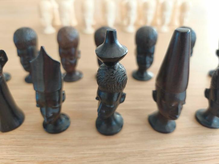 Unieke Afrikaanse schaakstukken - Zwart en wit, Hobby en Vrije tijd, Denksport en Puzzels, Zo goed als nieuw, Schaken, Minder dan 500 stukjes
