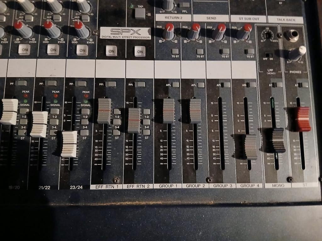 Yamaha MG24/14FX Mengpaneel met effecten, Ophalen of Verzenden, Gebruikt, 20 kanalen of meer, Microfooningang