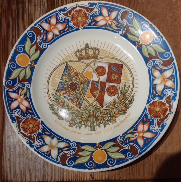 huwelijksbord Juliana Bernhard 1937 door Petrus Regout, Verzamelen, Koninklijk Huis en Royalty, Zo goed als nieuw, Servies, Nederland
