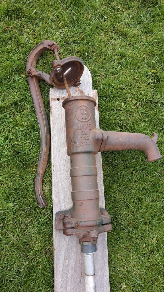 Antieke gietijzeren zwengelpomp, Ophalen
