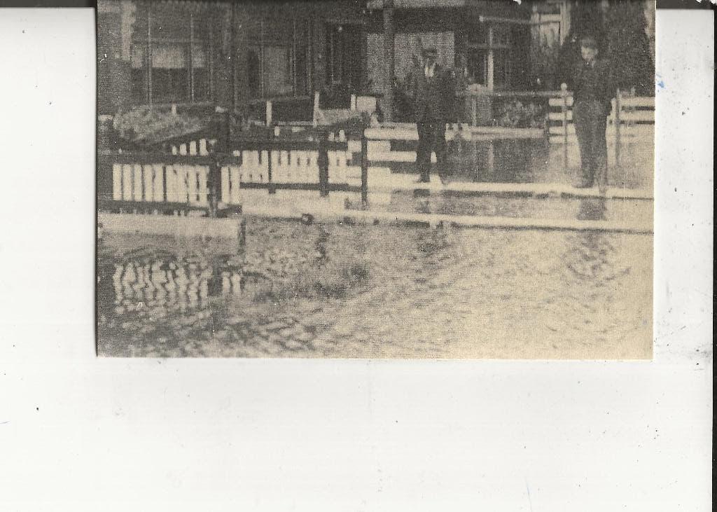 Wieldrecht Rijksstraatweg  Inhalen Watermachien Loudon 1945, Ophalen of Verzenden, 1940 tot 1960, Ongelopen, Zuid-Holland