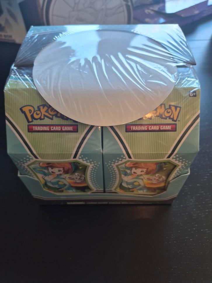 Professor Juniper Tournament Collection Sealed Display, Hobby en Vrije tijd, Verzamelkaartspellen | Pokémon, Nieuw, Overige typen
