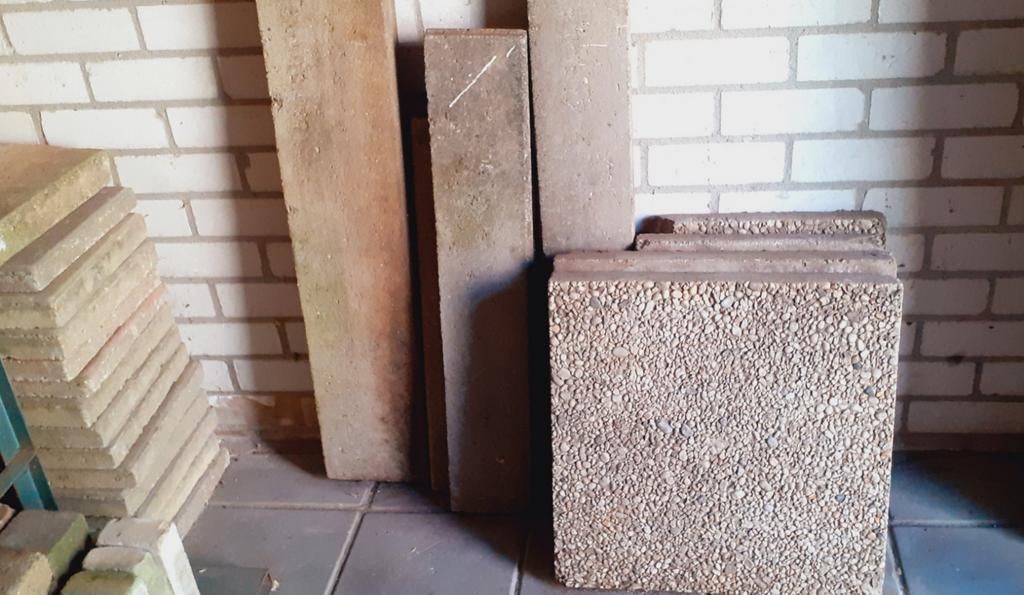 Restantje diverse gebruikte stoeptegels. Gratis ophalen., Tuin en Terras, Tegels en Klinkers, Ophalen, Gebruikt, Beton, Terrastegels