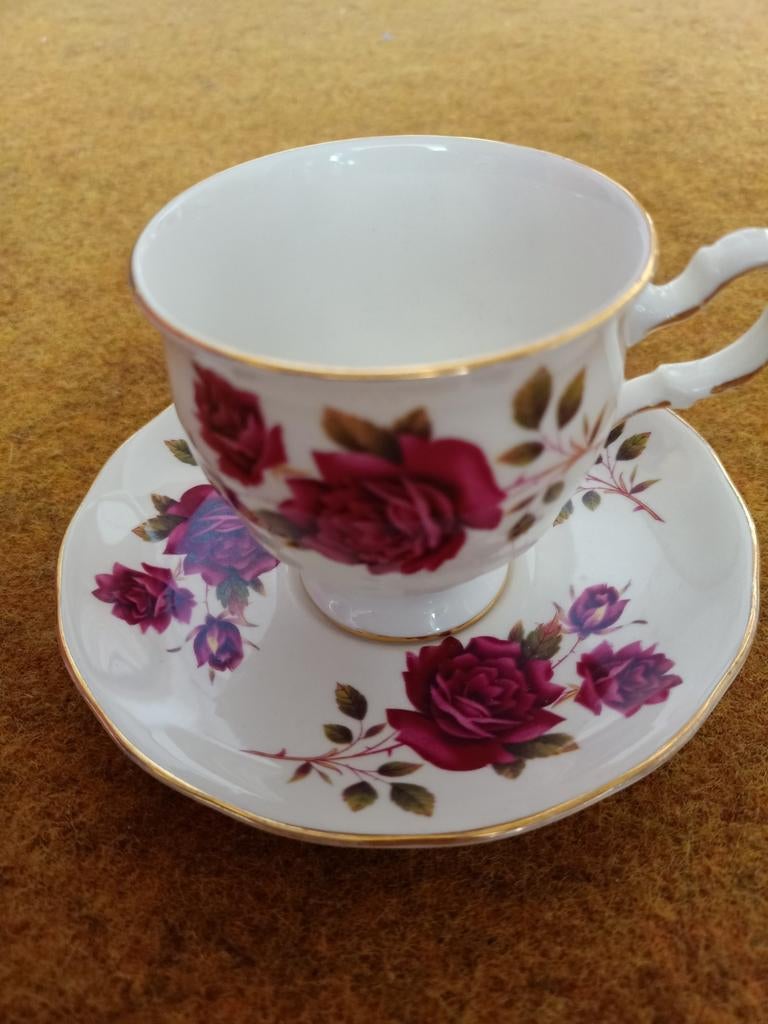 Queen Anne kop en schotel met rozen, Ophalen of Verzenden