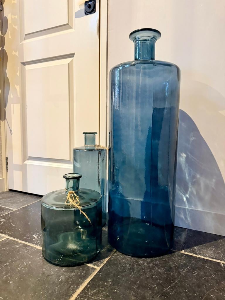 3 decoratieve Flesvazen glas Mica Decorations Guan Nw blauw, Huis en Inrichting, Woonaccessoires | Vazen, Ophalen, 50 tot 75 cm