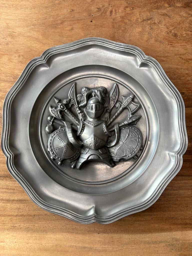 Zwaar tinnen bord, Ophalen