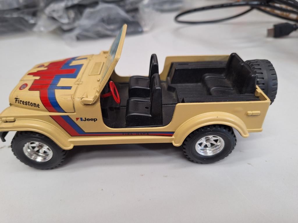Burago Jeep CJ-7 schaalmodel - Firestone editie, Ophalen of Verzenden, Gebruikt, Auto, Overige merken