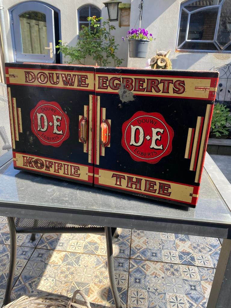 Douwe Egberts groot dubbel winkelblik, Ophalen