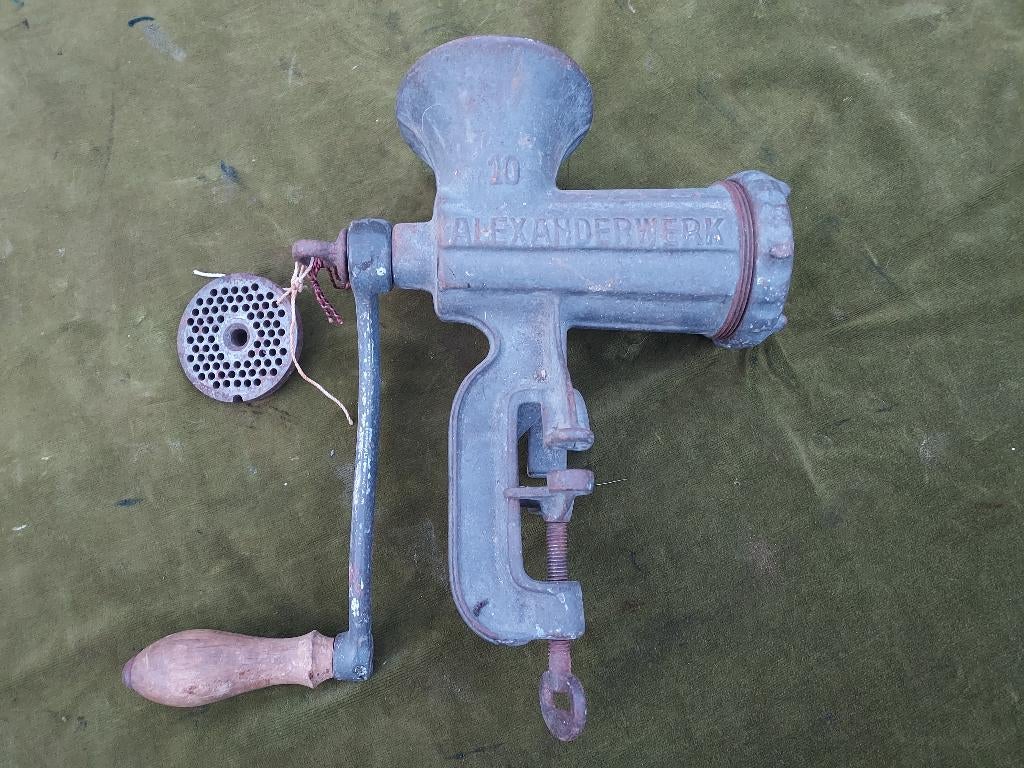 Antieke gietijzeren gehaktmolen, merk Alexanderwerk., Verzenden