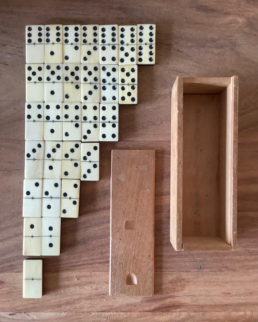Complete set antieke domino stenen in houten kist, Ophalen of Verzenden