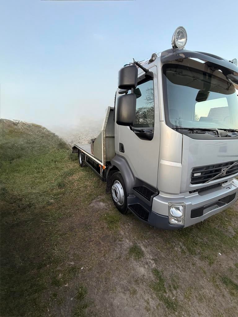 Chauffeur met oprijwagen te huur voor diverse transporten