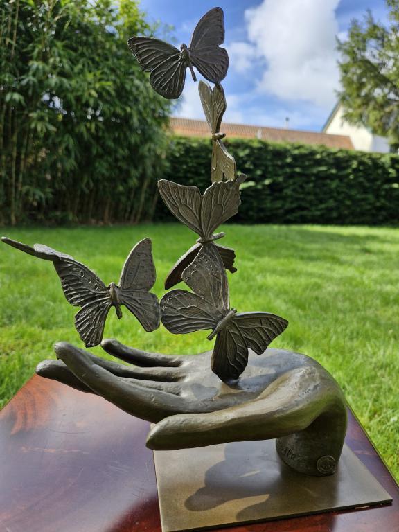 brons beeld , handen met vlinders, Antiek en Kunst, Kunst | Beelden en Houtsnijwerken, Ophalen of Verzenden