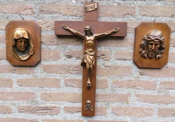 Kruis beeld met Jezus aan het kruis en 2 koppen Maria Jezus, Antiek en Kunst, Antiek | Religie, Ophalen of Verzenden