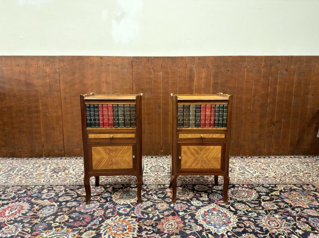 Klassiek Engelse Nachtkastjes met Boeken en Inlegwerk, Antiek en Kunst, Ophalen of Verzenden