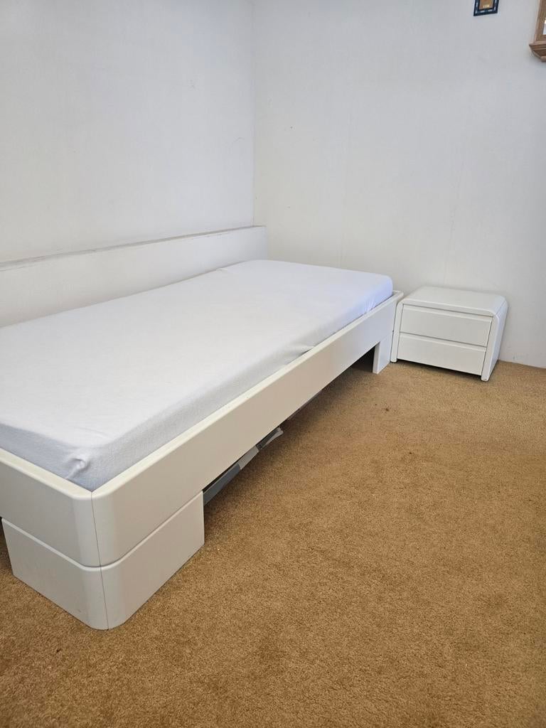 Eenpersoons bed, bijbehorend nachtkastje en kledingkast, Gebruikt, 90 cm, Eenpersoons, Ophalen of Verzenden