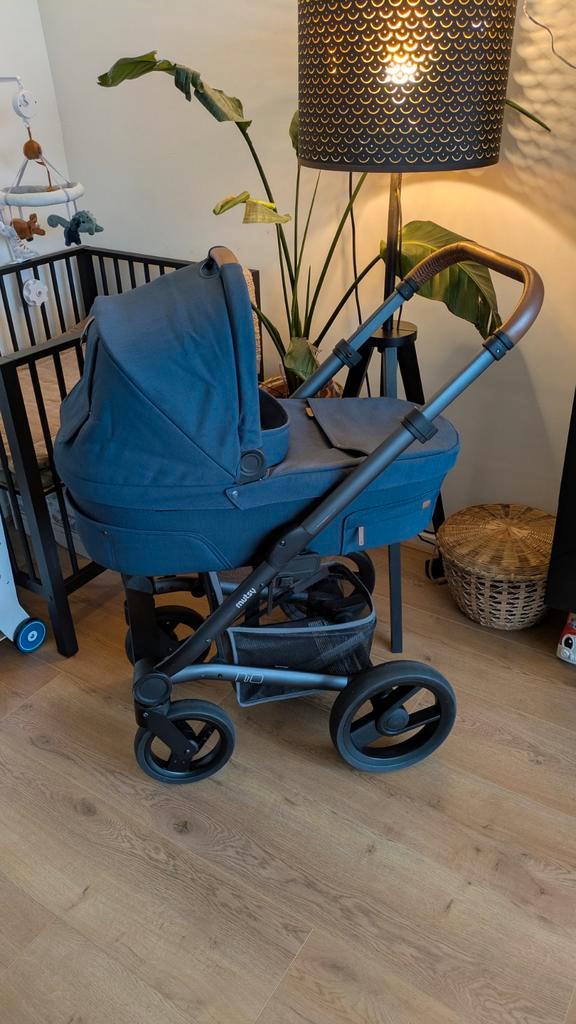Mooie Mutsy Nio kinderwagen - Zwart frame, zwarte wielen, Kinderen en Baby's, Kinderwagens en Combinaties, Zo goed als nieuw, Combiwagen