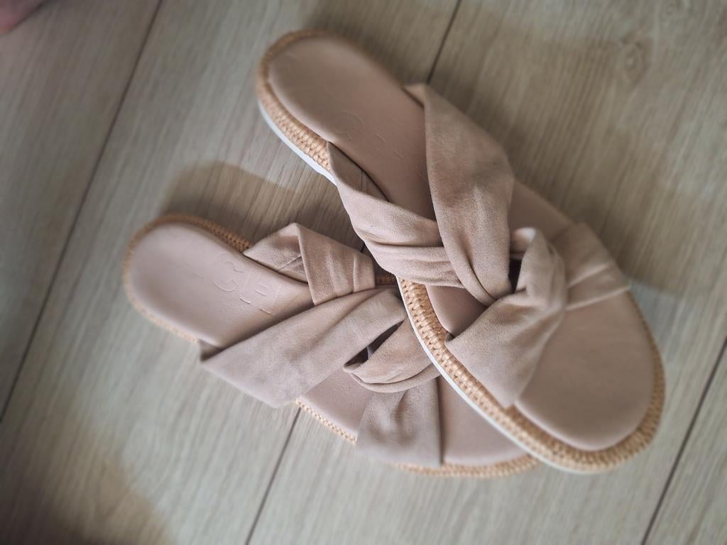 Sasha suède slippers maat 40 - Zomerse elegantie!, Kleding | Dames, Ophalen of Verzenden