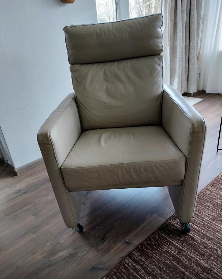 Leren fauteuil op wieltjes, zuiver leer in soft taupe, Huis en Inrichting, Fauteuils, Ophalen, Gebruikt, 75 tot 100 cm, Leer
