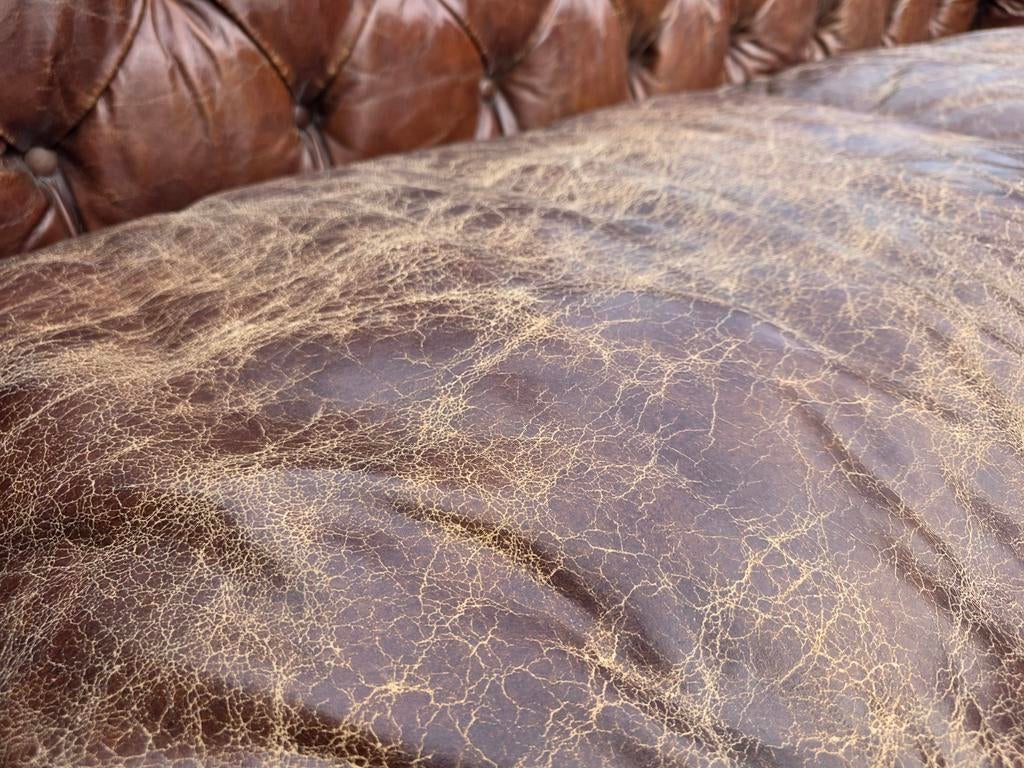 Ruime industriële Chesterfield vintage bank + BEZORGING, Gebruikt, Chesterfield, Industrieel, Vintage, Onbekend, Ophalen of Verzenden