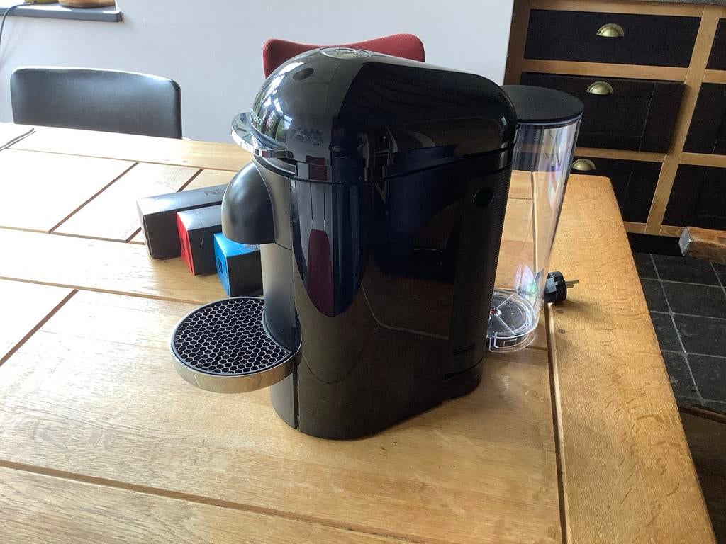 Nespresso Vertuo Type GCB2 Koffiemachine Zwart, Witgoed en Apparatuur, Koffiezetapparaten, Zo goed als nieuw, Koffiepads en cups