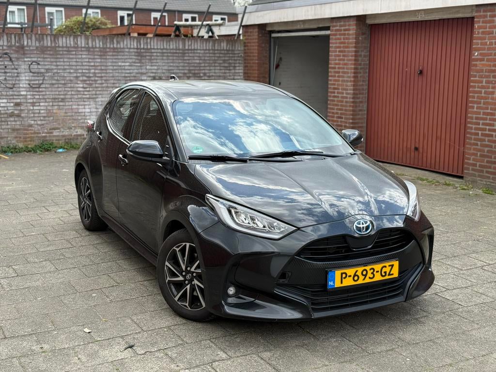 Toyota Yaris 1.5 Hybride Aut Dealeronderhouden Garantie, 1160 kg, Parkeerassistent, Zwart, 3 cilinders