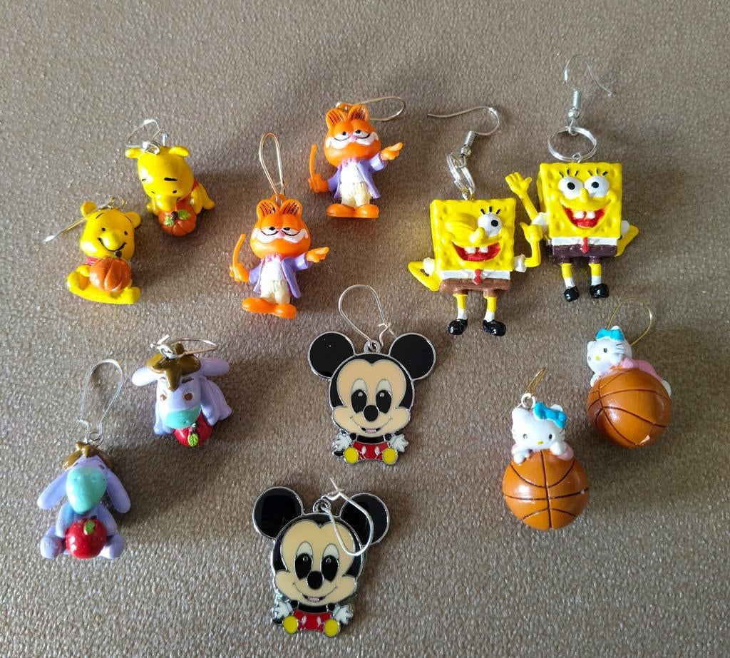 € 0.99 Per paar*HELLO KITTY*GARFIELD*MICKEY*SPONGEBOB*IEJ0OR, Ophalen of Verzenden, Nieuw, Overige materialen, Hangers