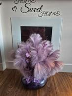 Paars kleurig vaas met veren en orchideeën., Huis en Inrichting, Woonaccessoires | Kunstplanten en Kunstbloemen, Ophalen of Verzenden